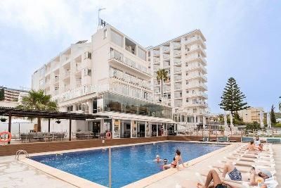 Pool mit Menschen vor Hotelgebäude im Familienurlaub Mallorca