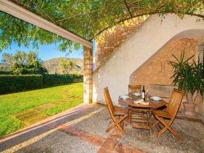 Terasse mit Wiese im Familienurlaub Mallorca Finca