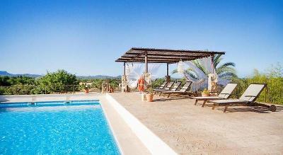 Pool mit überdachten Sonnenliegen im Familienurlaub Mallorca Finca