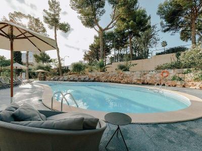 Pool mit gemütlichen Sitzgelegenheiten im Familienurlaub Mallorca