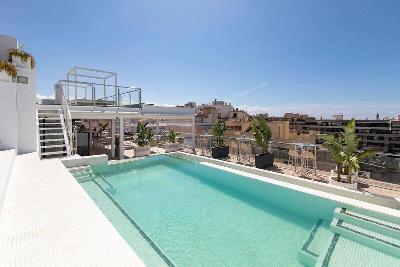 Pool auf einer Dachterrasse über den Dächern Palmas im Familienurlaub Mallorca