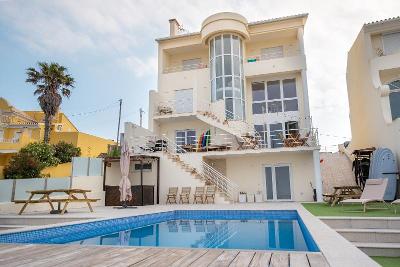 Außenansicht des Ferienhauses mit Pool im Familienurlaub Surfen