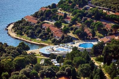 Blick auf die Hotelanlage direkt am Meer im Familienurlaub in Kroatien