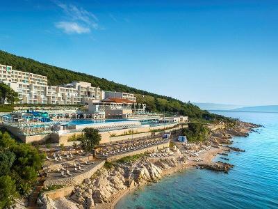 Valamar Bellevue Resort Anlage mit Pool, Wasserrutschen und eigenem Strandabschnitt