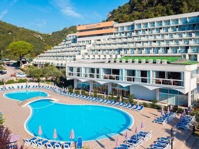 Anlage von Hotel Narcis mit Pool, Liegen und Tennisplatz