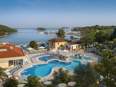 Poollandschaft der Hotelanlage direkt am Meer im Familienurlaub Kroatien