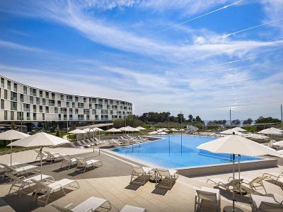Moderne Poolanlage mit Liegen und Schirmen im Familienurlaub Kroatien