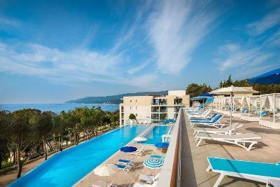 Pool mit Terrasse auf mehreren Ebenen im Familienurlaub Kroatien