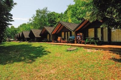 Mehrere Bungalows in einer Reihe im Familienurlaub Ungarn