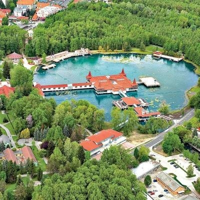 Hotel umgeben von Wasser und Wald im Familienurlaub Ungarn