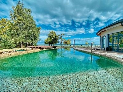 Flach abfallender Pool mit Panoramablick auf den Balaton im Familienurlaub Ungarn