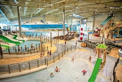 Wasserpark mit vielen Rutschen und tobenden Kindern im Familienurlaub Dänemark