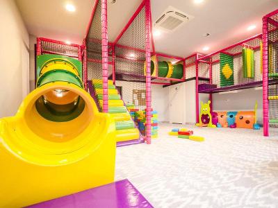 Bunter Indoor-Spielplatz im Familienurlaub Polnische Ostsee