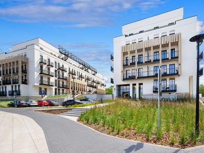 Zwei moderne Hotelgebäude mit geschwungenem Weg im Familienurlaub Polen