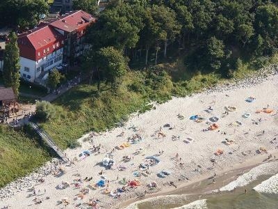 Blick von oben auf den Strand direkt vor dem Hotel im Familienurlaub Polen