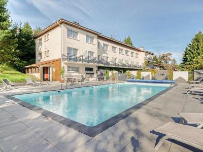 Pool vor dem Hotel in der Natur im Familienurlaub Frankreich