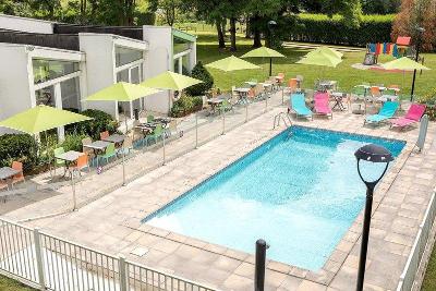 Pool hinterm Hotel im Grünen im Familienurlaub Frankreich