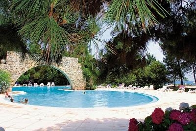 Poolanlage mit Meerblick im Familienurlaub Frankreich