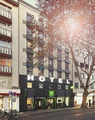 Vom Sonnenschein angestrahltes Hotel im Familienurlaub Köln
