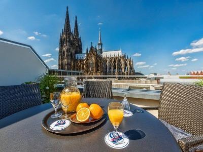 Frühstück mit Blick auf den Kölner Dom im Familienurlaub