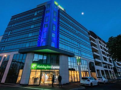 Beleuchtetes Hotel bei Nacht in eurem Familienurlaub in der Normandie