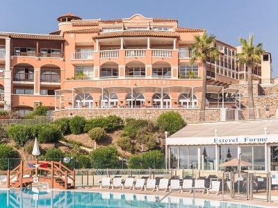 Poollandschaft mit Hotel im Familienurlaub