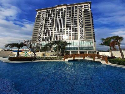 Pool mit Hotel im Hintergrund im Familienurlaub