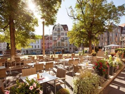 Hotel mit sonniger Terrasse zum Frühstücken im Familienurlaub
