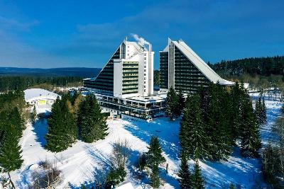 Ausblick auf Schneelandschaft mit Familienhotel