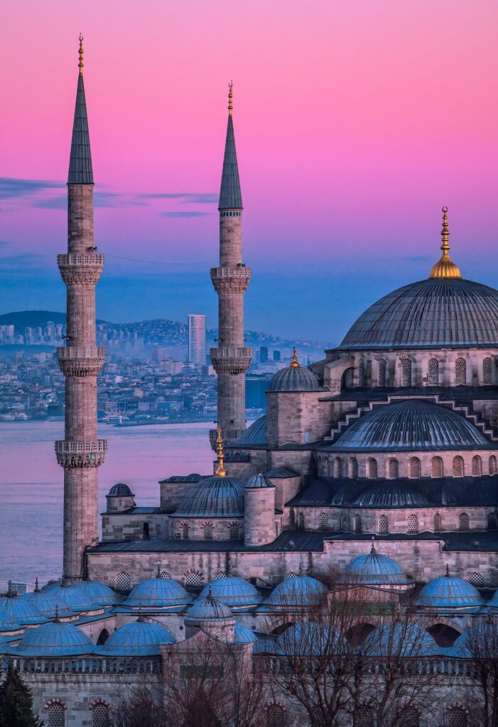 Für einen Urlaub Türkei mit Kindern wohin, ist Istanbul für einen Städtetrip sehr empfehlenswert. Hier sieht man eine Moschee mit ausblick auf den Bosporus in der Dämmerung