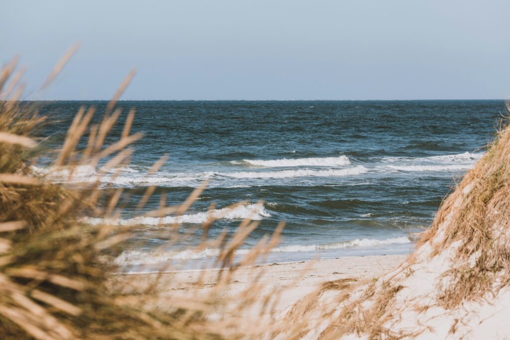 traumhafter Ausblick vom Strand auf die Wellen der Nordsee