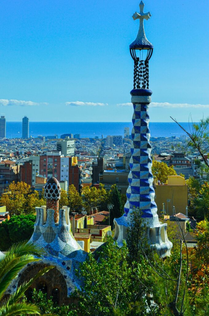 Wohin Kurzurlaub mit Kindern? Park Güell in Barcelona mit Ausblick auf die Stadt.