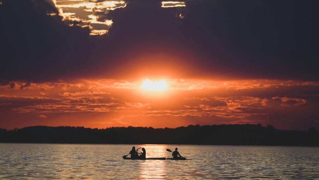 ein Sonnenuntergang über dem Chiemsee mit Boot.