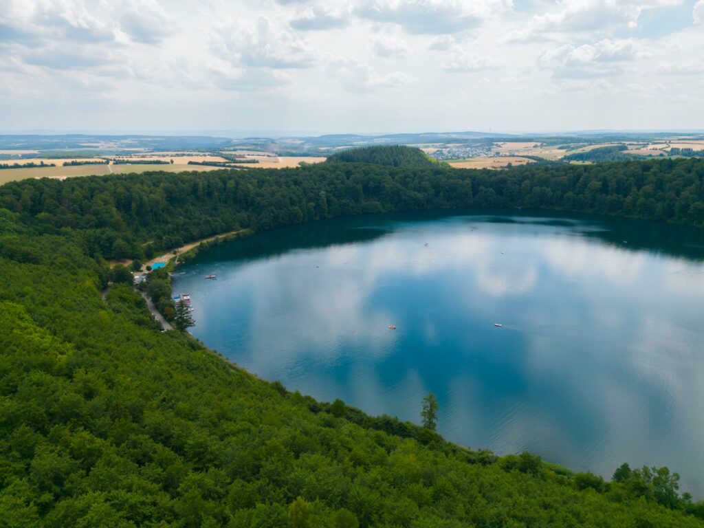 Kratersee in der Eifel und ein Geheimtipp für Familienurlaub in Deutschland.