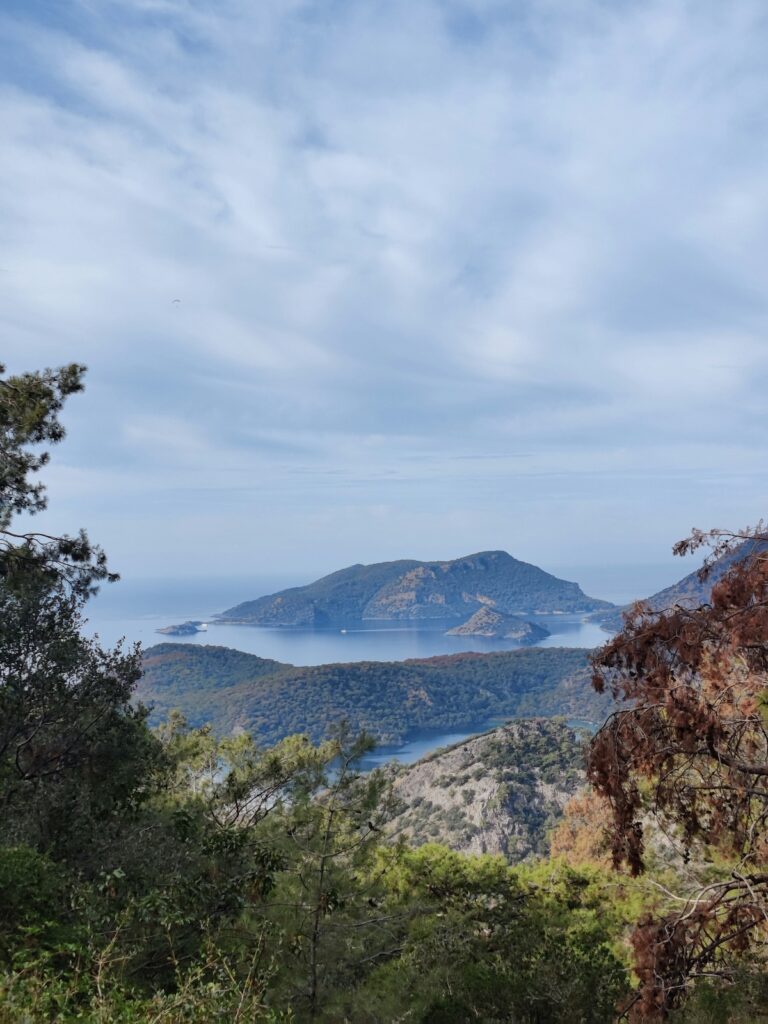 Ausblick auf einen Berg und dem Meer in Ölüdeniz, nähe Fethye in eurem Urlaub Türkei mit Kindern wohin