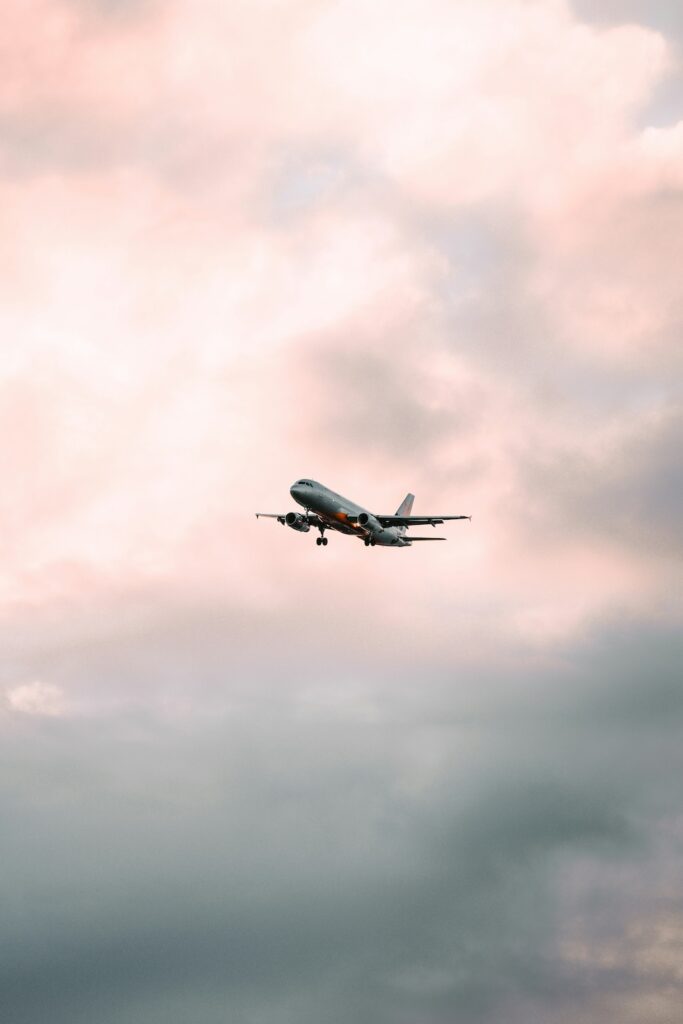 Reisen mit Kindern Tipps: wie organisiert man sich am besten am Flughafen