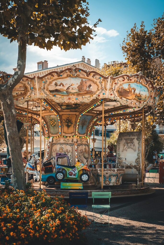 Wohin im Kurzurlaub mit Kindern? Freizeitpark mit Karussell bei schönem Wetter.