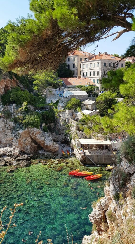 Eine Badestelle in der Nähe von Dubrovnik. Kroatien als beliebtes Urlaubsziel mit Kindern
