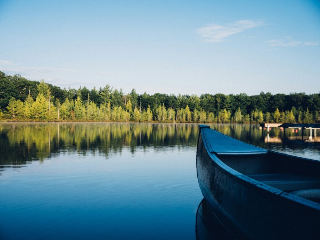 ein Ruderboot auf der Mecklenburgischen Seenplatte