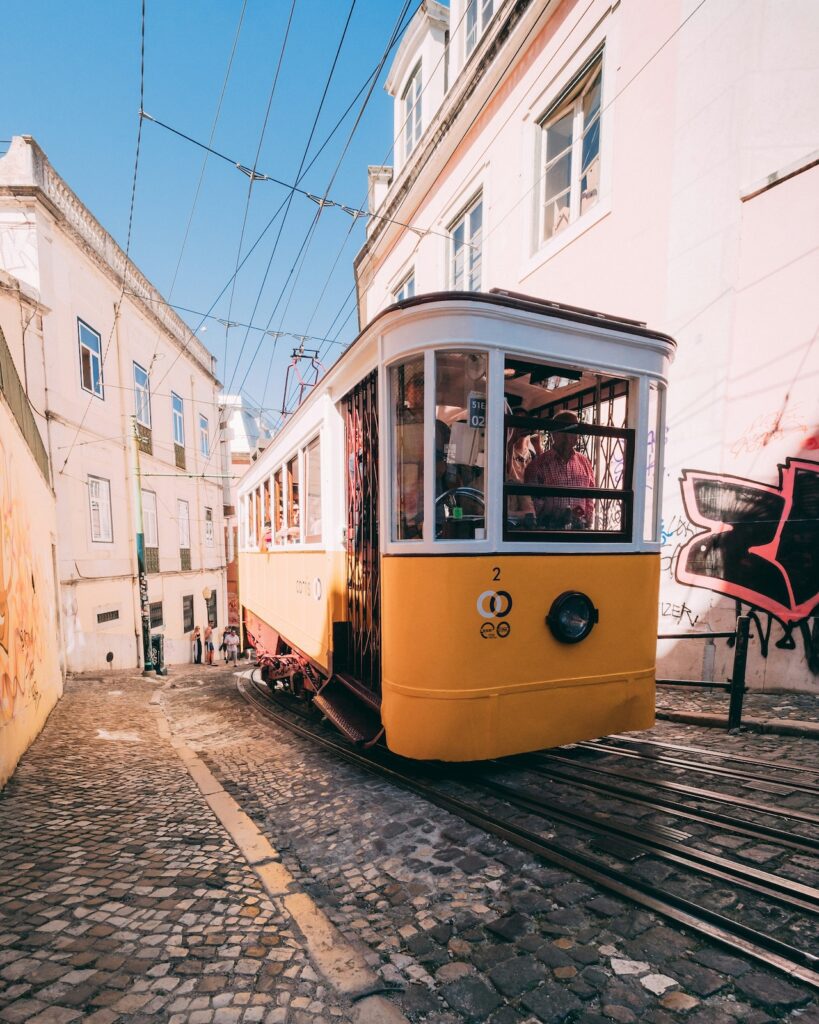 Ein Cafe in Portugal im bunten Ambiente. Portugal ist ein beliebtes Urlaubsziel mit Kindern, da es nicht nur Meer bietet, sondern auch interessante Städte.