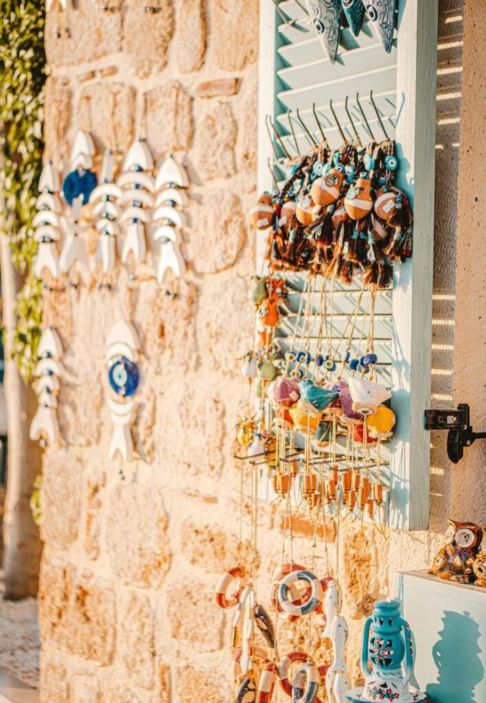 wenn ihr euch fragt Türkei Urlaub mit Kindern wohin, kann Side eine gute Option sein. Auf diesem Bild erkennt man eine Mauer in der Stadt an denen mehrere typische türkische Souvenirs gehangen sind.