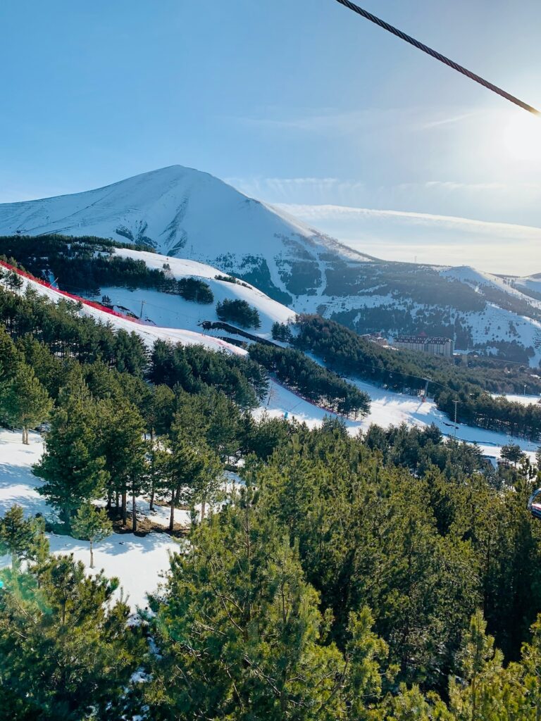 Türkei Urlaub mit Kindern im Skigebiet in der Türkei mit Schneelandschaft, grünen Tannen, Sonnenschein im Sessellift