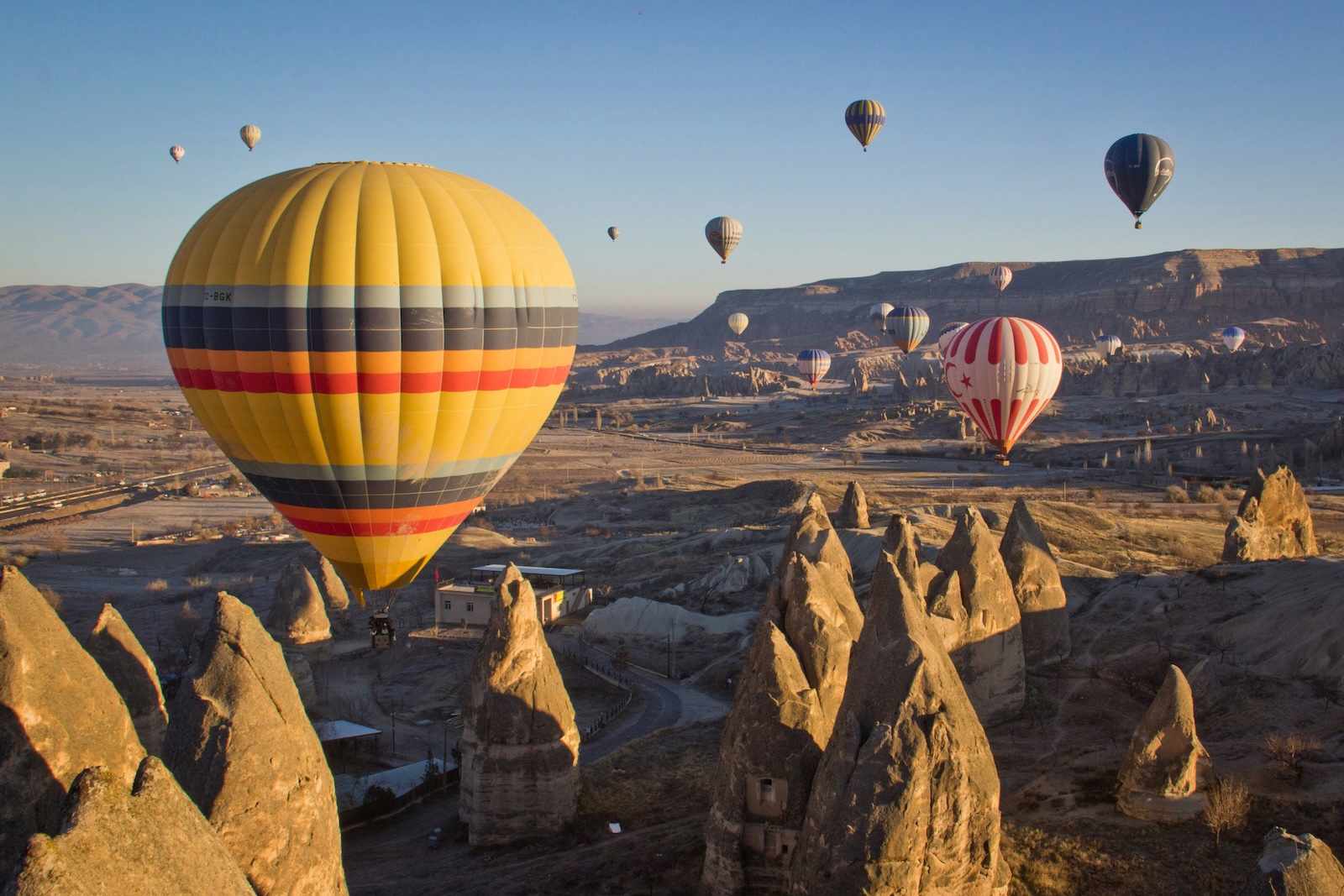 Plane jetzt deinen Türkei Urlaub mit Kindern und genieße ihn beispielsweise in Kappodokien mit einem atemberaubenden Ausblick auf die Landschaft mit vielen Heißluftballons, die typisch für diese Region sind.