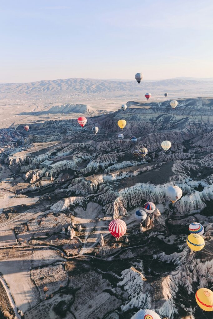 Heißluftballonfahrten in Kappadokien - eine der vielen Angebote, die die Türkei zu einem beliebten Urlaubsziel mit Kindern machen.