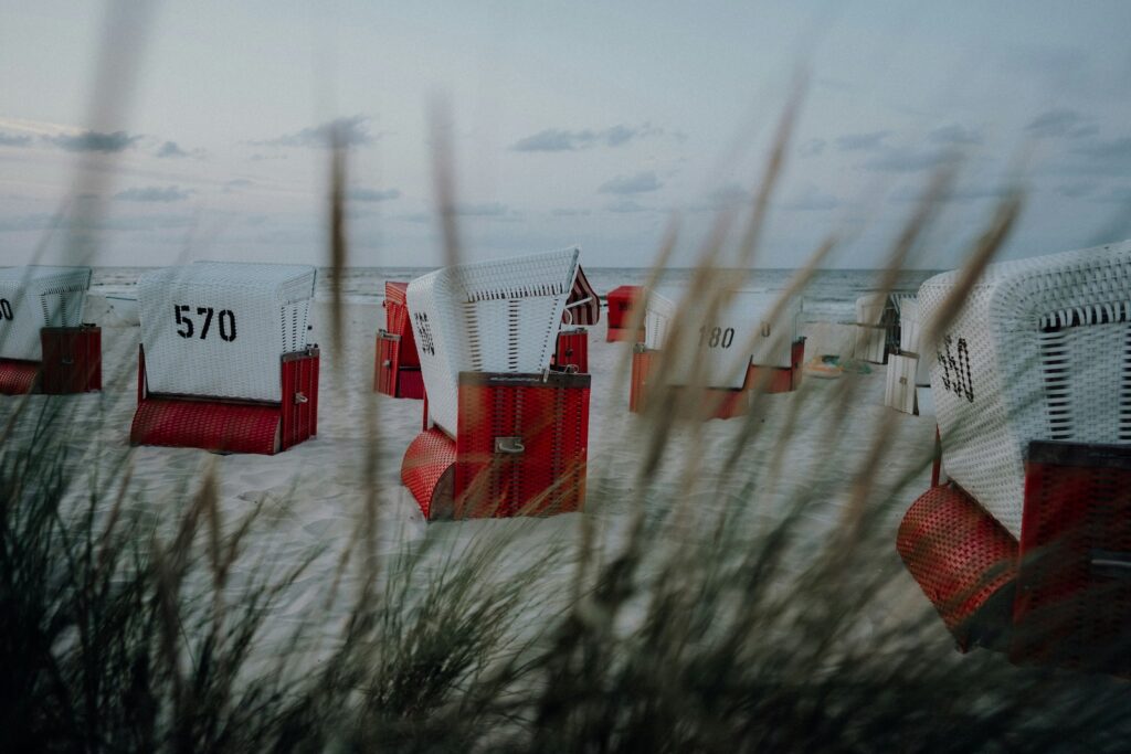 Strandkörbe auf der Insel Usedom mit Meerblick.