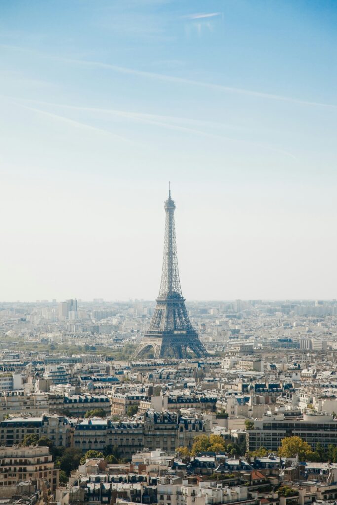 Der Eiffelturm in Paris, eines der sehenswertesten Urlaubsziele mit Kindern Europa