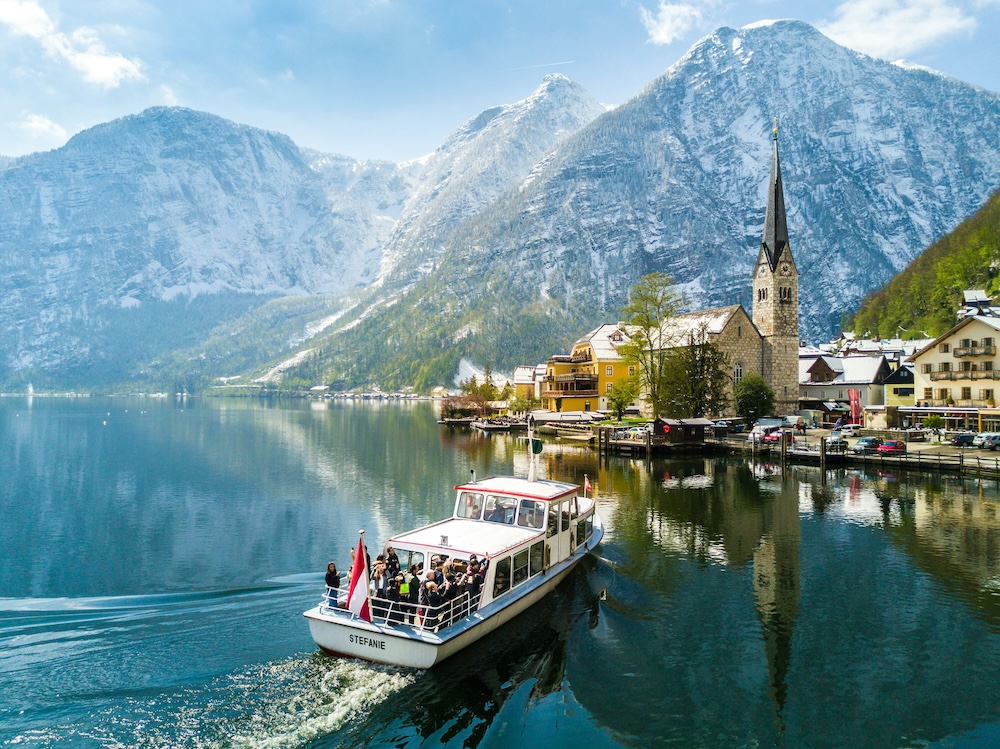 Bergige Urlaubsziele mit Kindern Europa: Österreich mit Bergsee und Bergen im Hintergrund