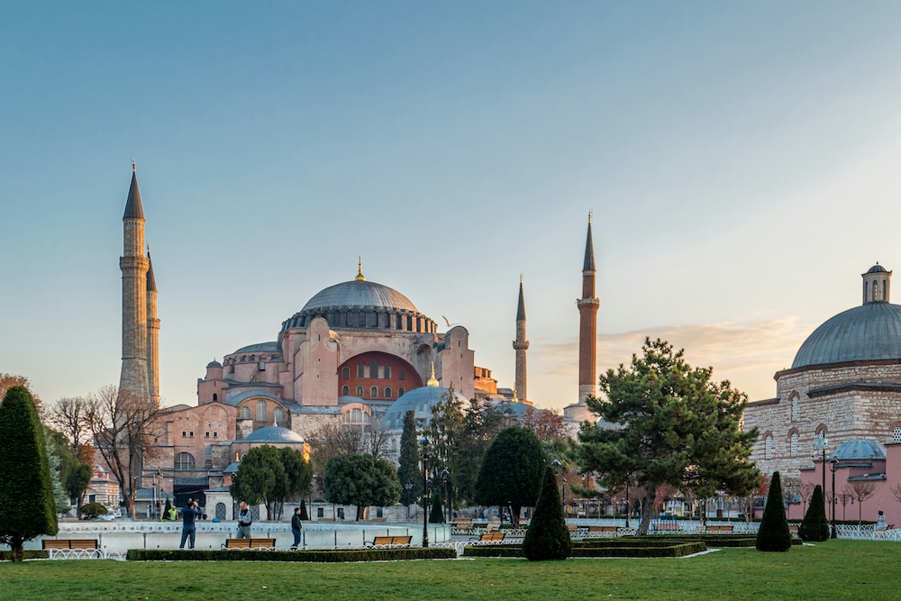 Urlaubsziele mit Kindern Europa: Von der Sonne angestrahlte Moschee in der Türkei